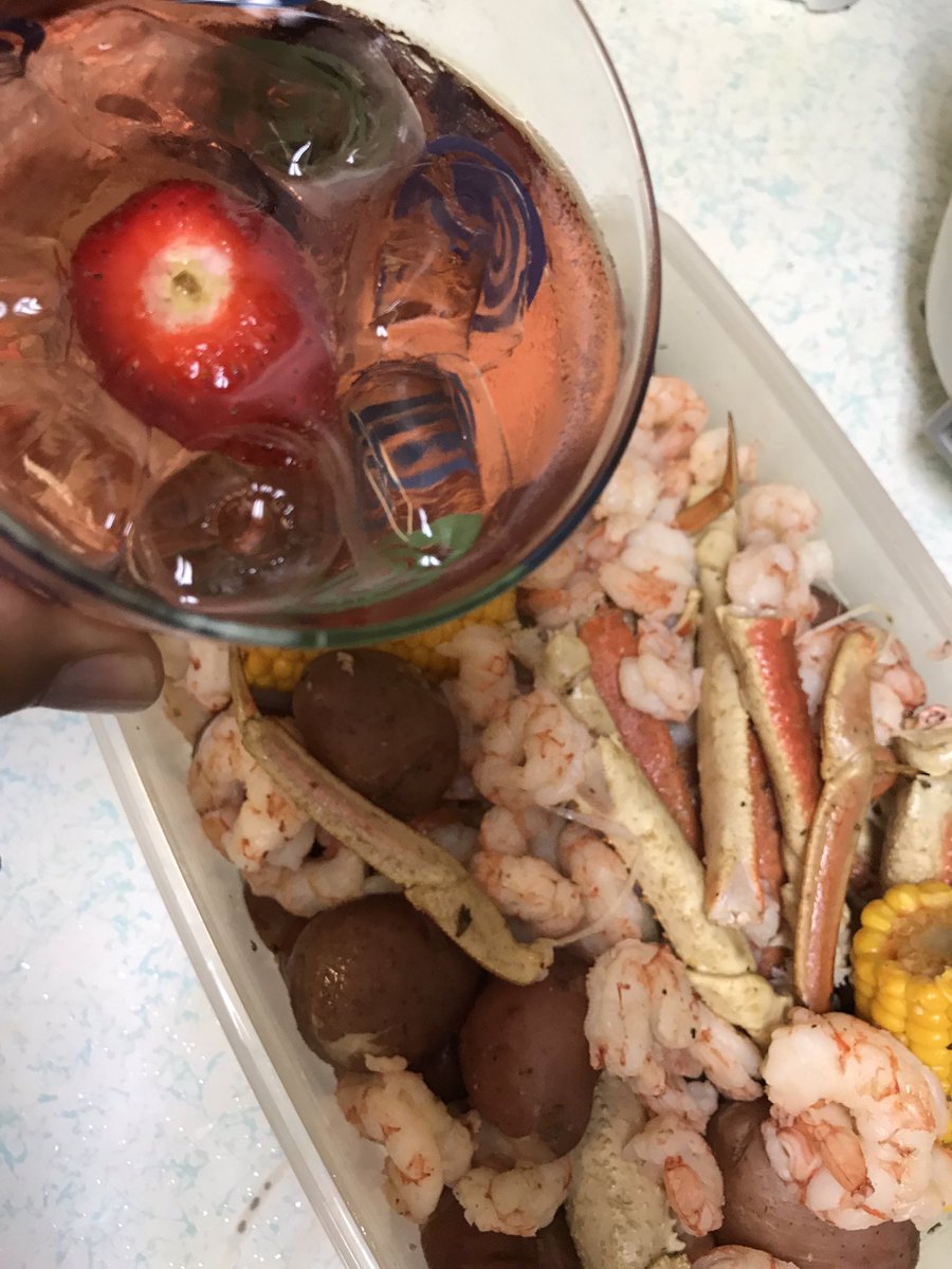 KoualohaK's tweet photo. Tonight’s din din 🍾😏 https://t.co/q4k7LxlaR8