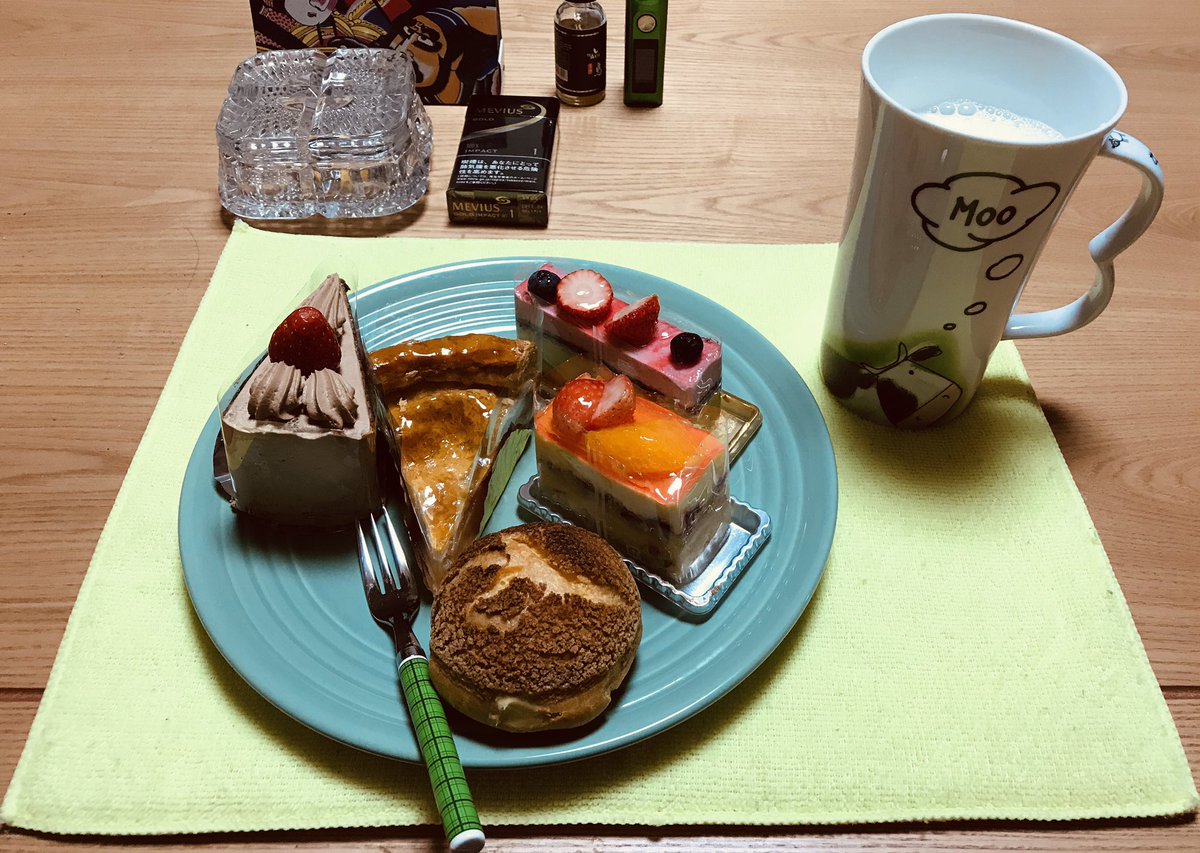 ぶんほー 昨日から無性にチョコレートケーキが食べたかったので 近所のケーキ屋さんに行ってきたよ ケーキハウス白い森って名前で中で食べるのも可です チョコレートケーキの他にも美味しそうなのがいっぱいあってちょっと買いすぎたかなw ケーキ