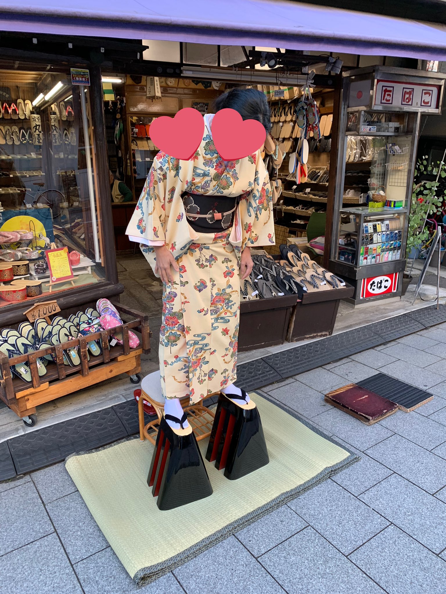 若女将 丸屋履物店 در توییتر 花魁下駄 本物の花魁下駄と同じ高さの下駄 です 約40 の高さです とても重たく足が上がりませんでした 肩を借りてようやく浮かす事ができる程度です これじゃ 花魁も逃げられないな