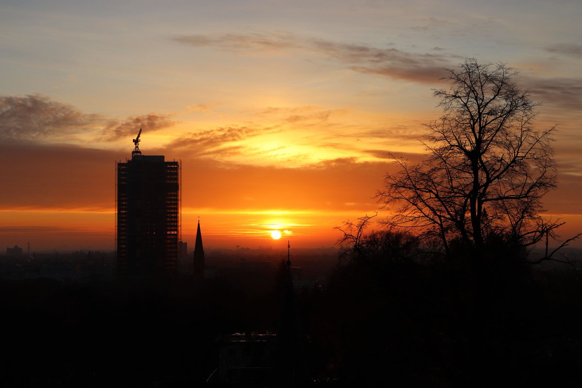 wind_berlin's tweet photo. Heute gibt es in #Berlin neben ein paar Wolken unter Hoch #ARNULF viel #Sonne und vorerst letztmalig eine zweistellige Höchsttemperatur von 11°C. Es weht schwacher Südostwind. In den kommenden Tagen wird es schrittweise kälter, am Dienstag nur noch maximal 2°C. #wetter /DE https://t.co/DrrkPeWlPp