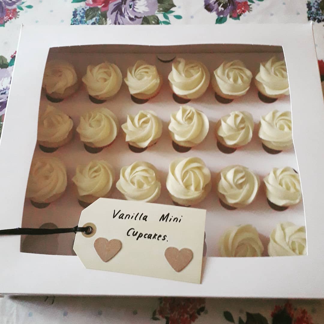 LadybirdLab's tweet photo. Our #classic #vanilla #mini #cupcakes are proving to be very popular! These ones were made for our Petite Mama & her work colleagues 💗 #Cupcake #VanillaCupcakes #MiniCupcakes #MadeWithLove #MK #LadybirdLab #Baking #BoxedCupcakes #AfternoonTea #VanillaButtercream #Handmade https://t.co/k9xKNjejcb