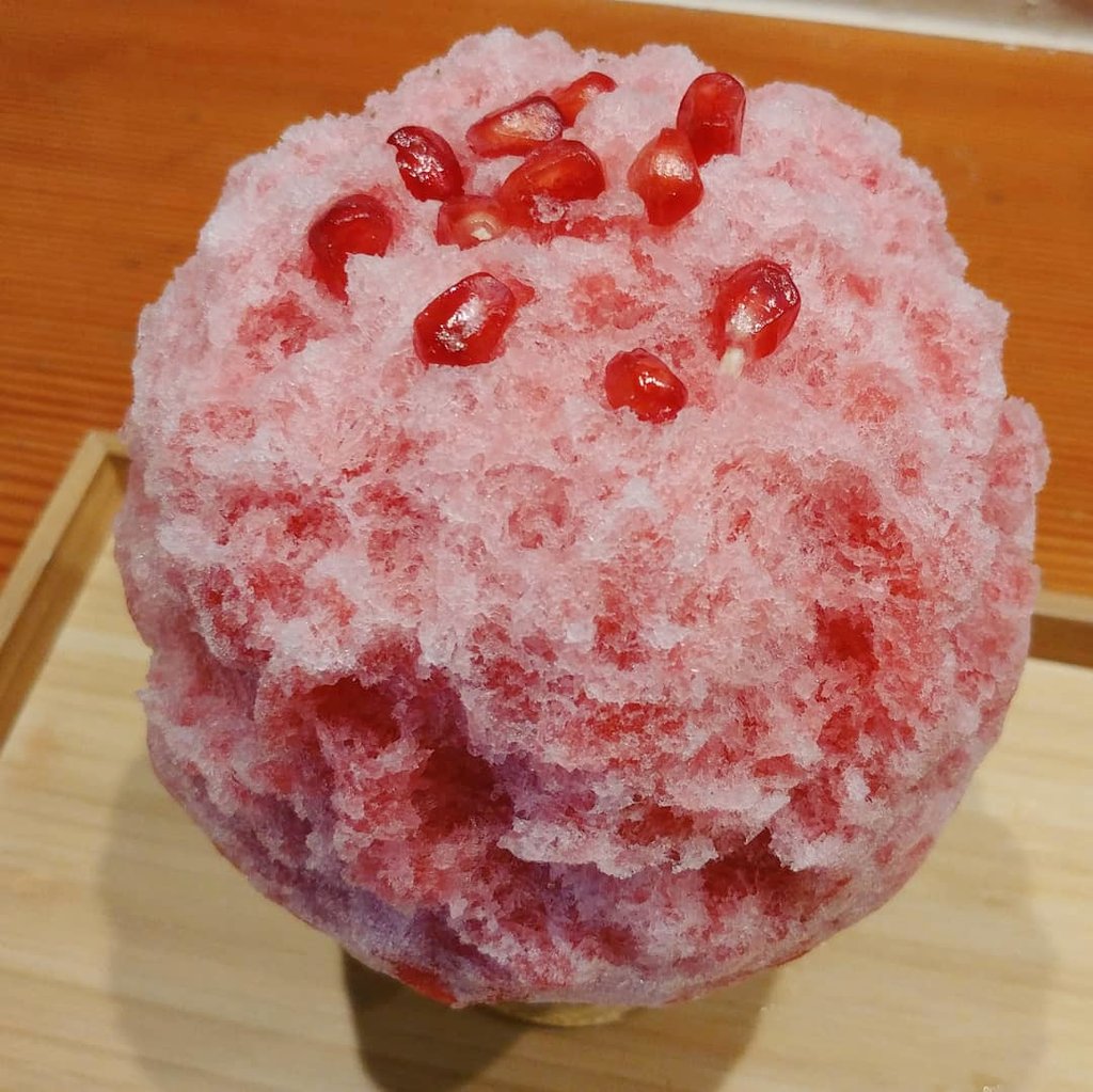 もうひとつが 「生ザクロとワイルドベリーハイビスカスのかき氷