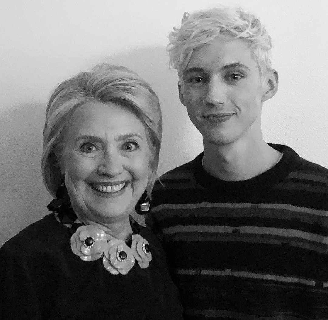 TroyeSiv_PTY's tweet photo. @HillaryClinton y @troyesivan ♡ https://t.co/bQX9BQfxjP