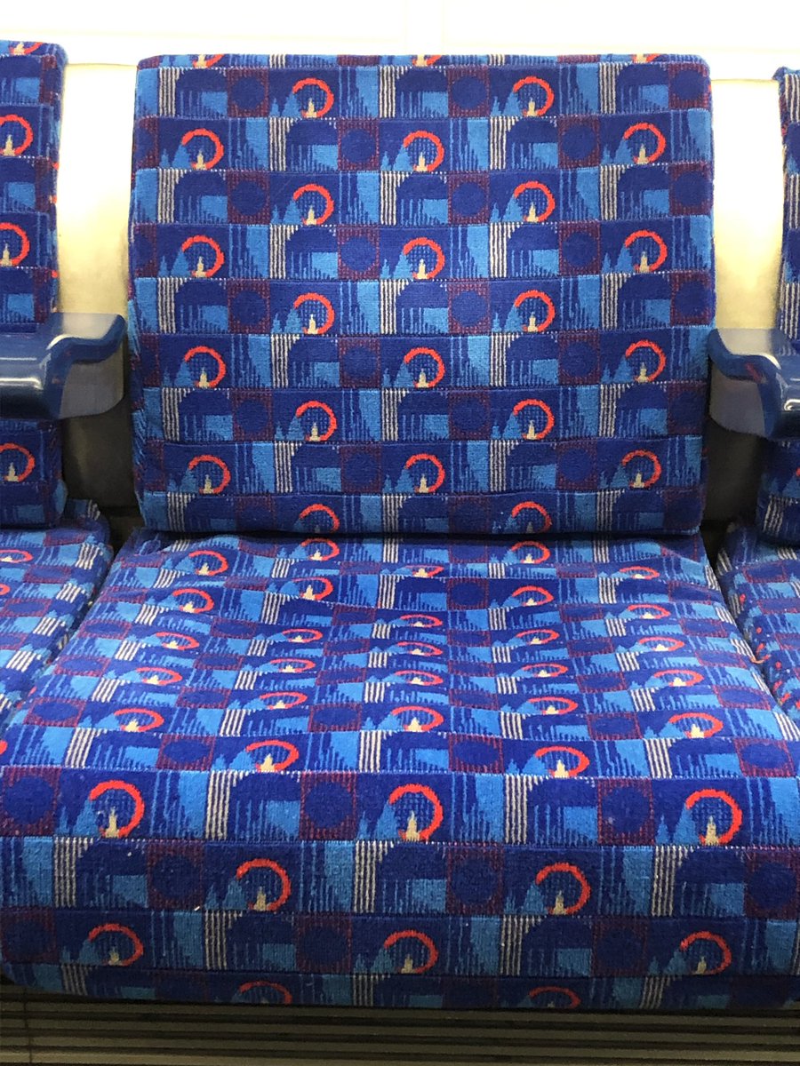 a_mcqn's tweet image. Wow @jubileeline @TfL these must be the cleanest seats I’ve ever sat on during my commute! Deep cleaned or new?! love me a vibrant textile! #cleanseats #londonunderground #londonundergroundfabric