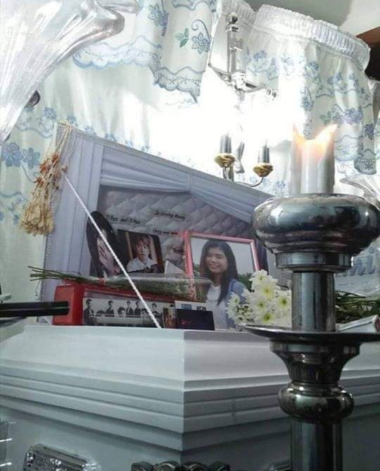 chamcham_desu's tweet photo. Let us pause for a moment and pray for the soul of our fellow iKONIC who died last week and wasnt able to attend last Sunday 🙏  May you rest in peace my dear 😭  Seeing the Konbat and her ticket on the top of her coffin is just too painful to see right now. https://t.co/qZQgvT4hC0