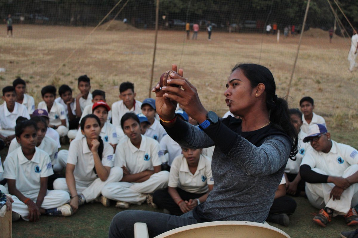 salaambbayorg's tweet image. Shikha Pandey, Indian Cricketer and Sandhya Agarwal, Former Captain, Indian Women's Cricket Team, shaping the young sports enthusiasts of our Sports Academy at an interactive session at Shivaji Park, Mumbai.

#learningfromexperts 
@shikhashauny @BCCIWomen