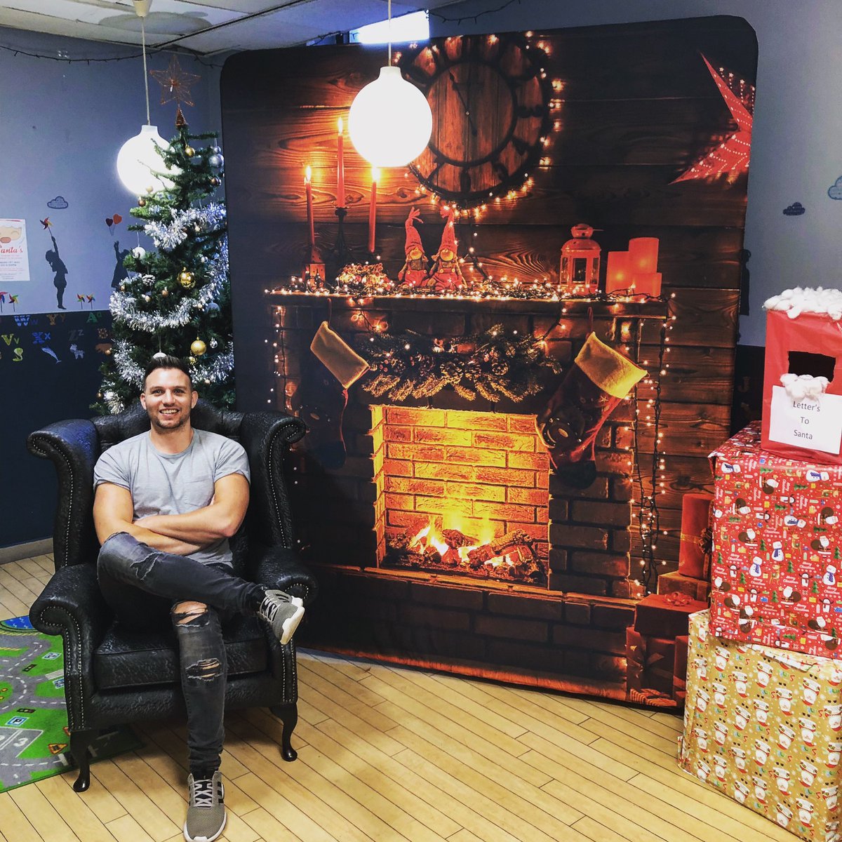 I’m not joking when I say we pretty much design and print anything!
.
Just sorted Santa out with one of our fabric backdrops for his pop-up grotto that is travelling round Altrincham over the next few weeks 🎅🏻
.
#alty #altrincham #cheshire