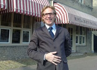 Afgelopen dinsdag stond de tweede lezing uit de lezingenreeks over leiderschap op het programma. Gastspreker was Ronald Peijnenburg, eigenaar van restaurant de Zwaan. Lees meer: ow.ly/pSmv30mC6Mx