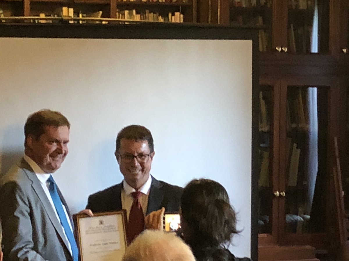 Nishaobgyn's tweet photo. @euan_wallace @SaferCareVic receiving the Distinguished Medal from @DrSteveRobson @ranzcog #safety #quality #fsep #maternitycare https://t.co/mJUYZPYE73