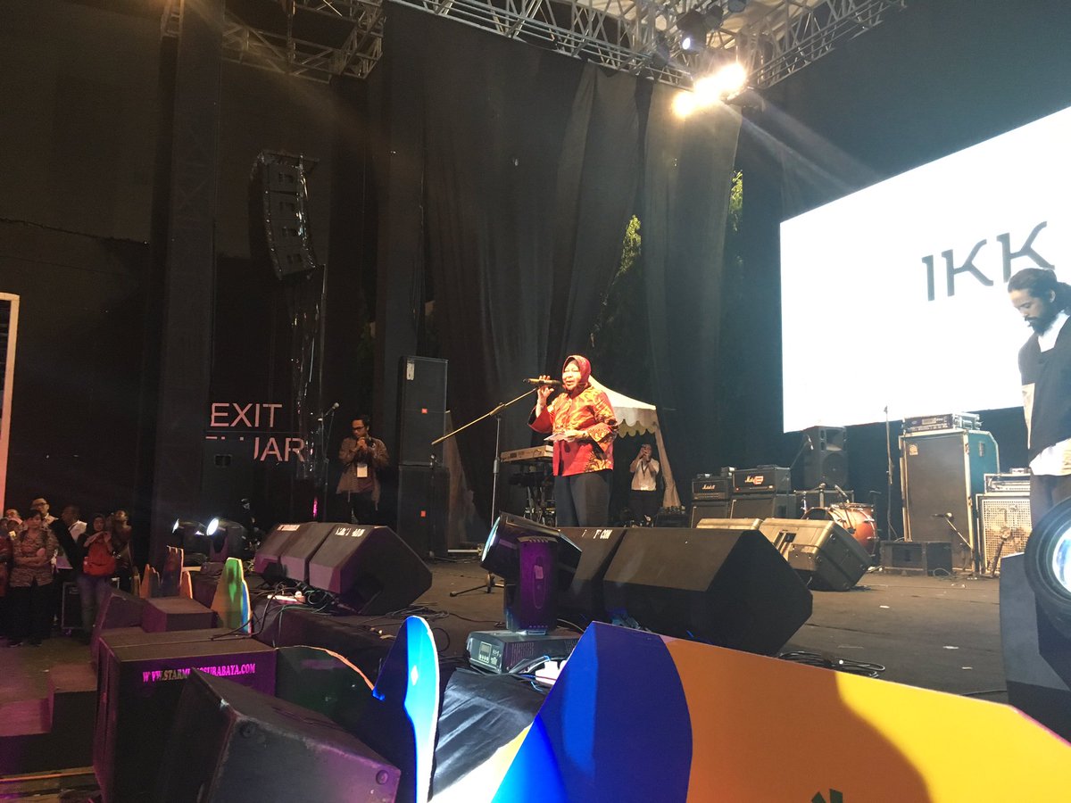 ekraf_ri's tweet photo. “Mari kita belajar, buka wawasan untuk bisa berkreasi dan bertahan. Industri kreatif adalah industri yang tidak pernah mati. Kalo bisa terus berkreasi kita tidak akan kelaparan.” - Walikota Surabaya.
#AccelerateInclusiveCreativity #BekrafFestival2018 https://t.co/ATeS2PlL0X