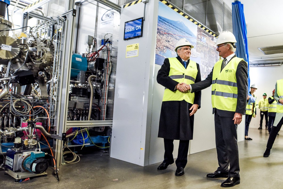 INFN_'s tweet photo. Oggi, presso @essneutron a Lund, in Svezia, il 🇮🇹 Presidente Mattarella e il 🇸🇪 Re e la Regina di Svezia hanno inaugurato l'#IonSource, il primo importante componente tecnico realizzato in Italia presso i @LNS_INFN.
➡️ Più info: https://t.co/uV7rWJa7Gm https://t.co/VUVyRcfKZt
