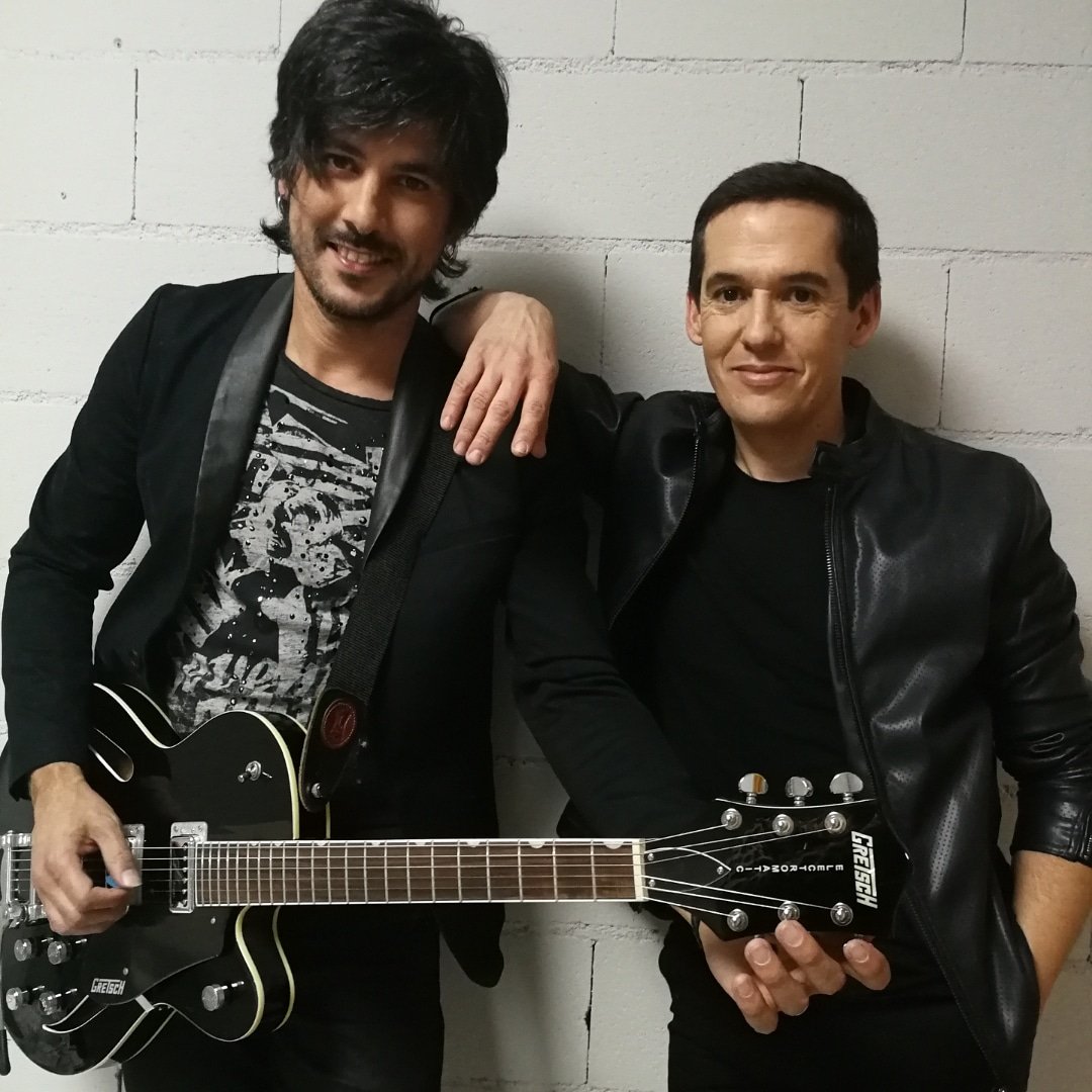 Estos dos caballeros se ponen en breve rumbo a Barcelona, donde van a comenzar los ensayos de #MalditaSinfónica ¿Qué canciones creéis que estarán en este repertorio tan especial?