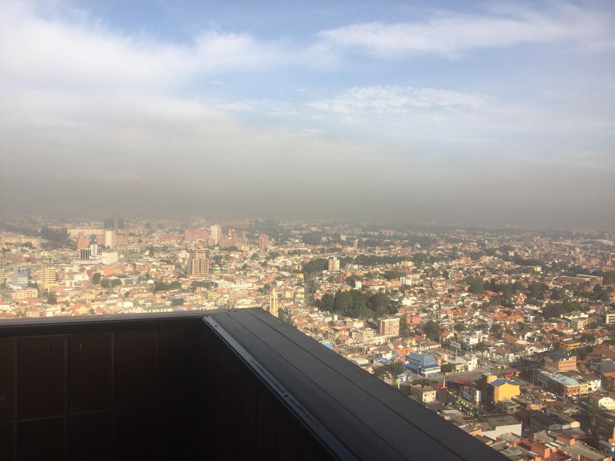 No por nada decimos HOY que la #ContaminaciónNoEsNormal. Me envían estas imágenes sin filtro, sin Photoshop, del aire de nuestra ciudad. ¡Debemos actuar! ¡Nos estamos enfermando! #ManifestaciónPacífica