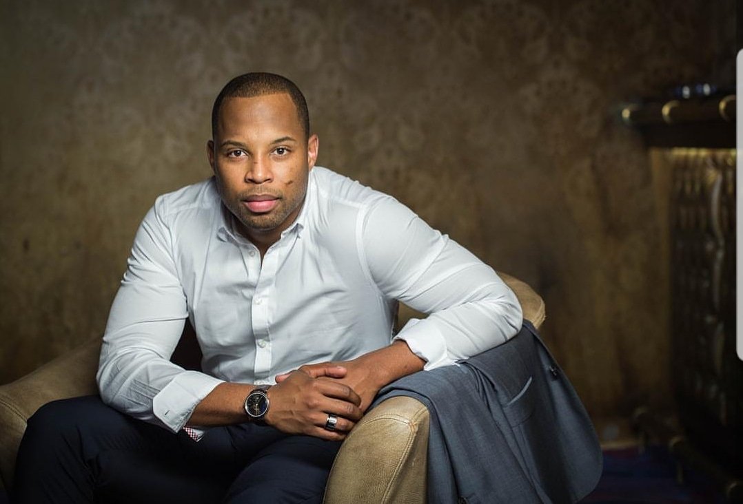 FreshBreakfast_'s tweet photo. [TOMORROW] It's #FamousFreshFridays &amp; we have the man you love to hate, join @SizweDhlomo with @DJFreshSA @M_Letsholonyane @AngieKhumalo &amp; @somizi for an interview you didn't know you needed to hear. Only on #FreshBreakfast exclusive to @METROFMSA https://t.co/mKdIJZFaWu