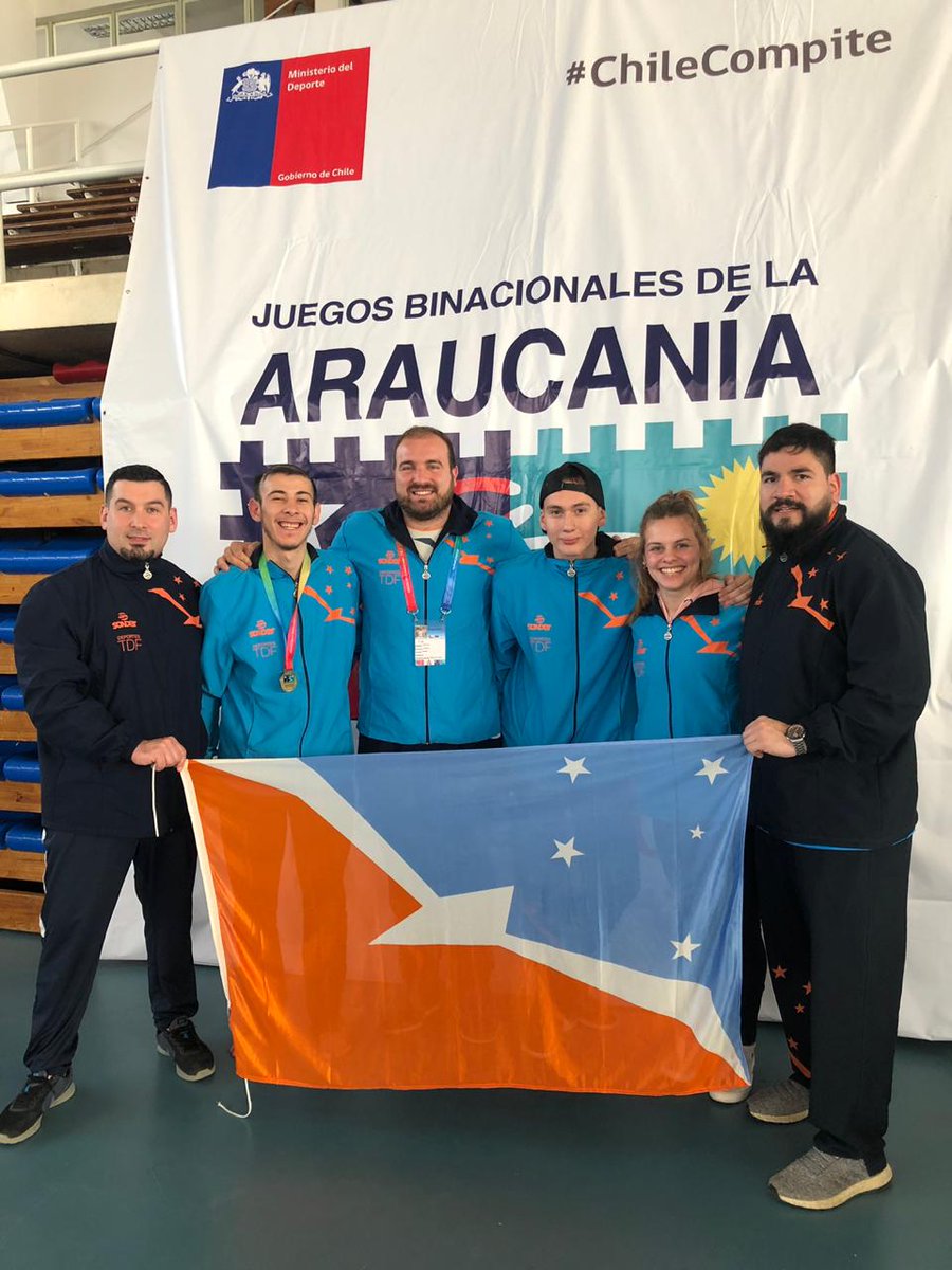 Deportes_tdf's tweet photo. #ARAUCANÍA2018 🇨🇱🇦🇷💪 Medallistas de #Judo 🥋
🥈Gómez Rubén -55kg.
🥈Villalobos Maria -52kg.
🥈Melin Abigail -48kg.
🥉Alexis Monzón -66kg.
¡Felicitaciones! #DeportesTDF https://t.co/EYJyYCFZAP