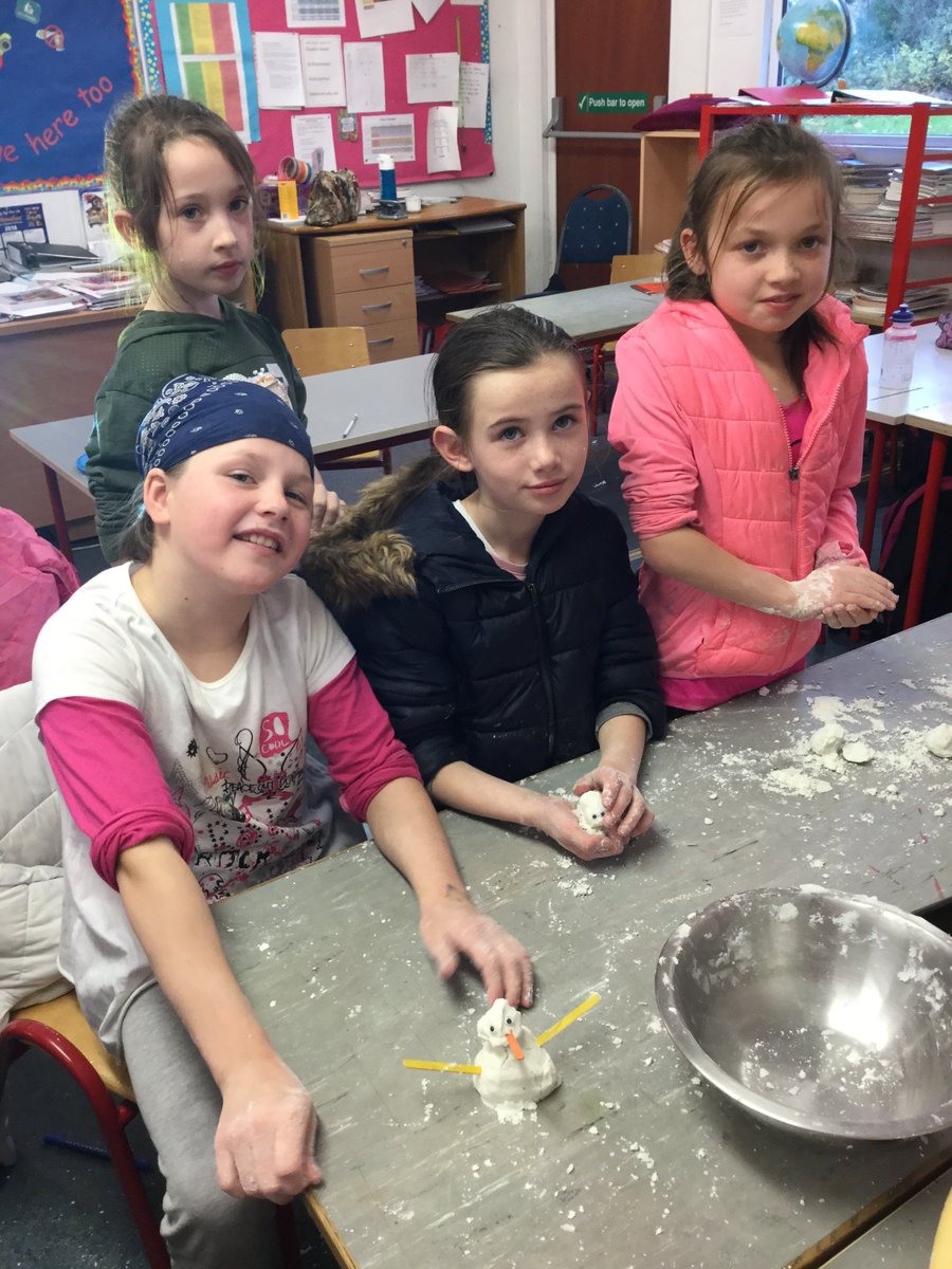 EducateEnnis's tweet photo. 3rd/4th Class looked at the #testablequestion 'Does cornflour or baking soda make better fake snow for making snowmen when mixed with hair conditioner'.
*spoiler: It's baking soda*
@PDSTPrimSTEM
#learningtogether https://t.co/DS60H8DwhP