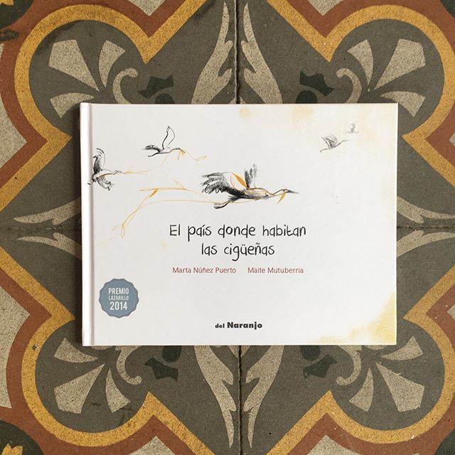 delnaranjo's tweet photo. 📚 “A mi señora se la llevaron las cigüeñas para verla nacer de nuevo. Estoy construyendo un nido en la chimenea para que la traigan de regreso.” #ElPaísDondeHabitanLasCigüenas de #MartaNúnezPrieto e ilustrado por #MaiteMutuberria #Novedad2018 #Colecc… https://t.co/ZY6HXNUMqU https://t.co/ErTzgoKkaq
