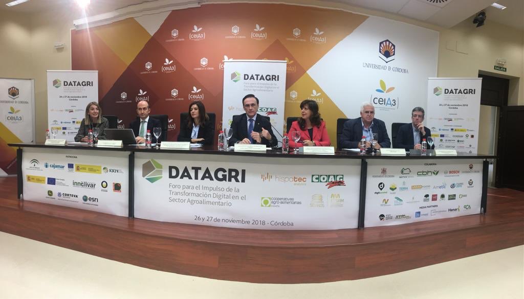 ETSIAMCordoba's tweet photo. 🗣Más de 1️⃣5️⃣0️⃣0️⃣ profesionales analizarán la transformación digital en el campo 🤖🛸🛰 #DATAGRI2018 
La cita se celebrará el 26 y 27 de noviembre en el @PCongresosCord y el Campus de Rabanales https://t.co/KDvJOVVkgk vía @eldiacordoba #Córdobaesp #ETSIAM50 https://t.co/oBsMqwSbRa