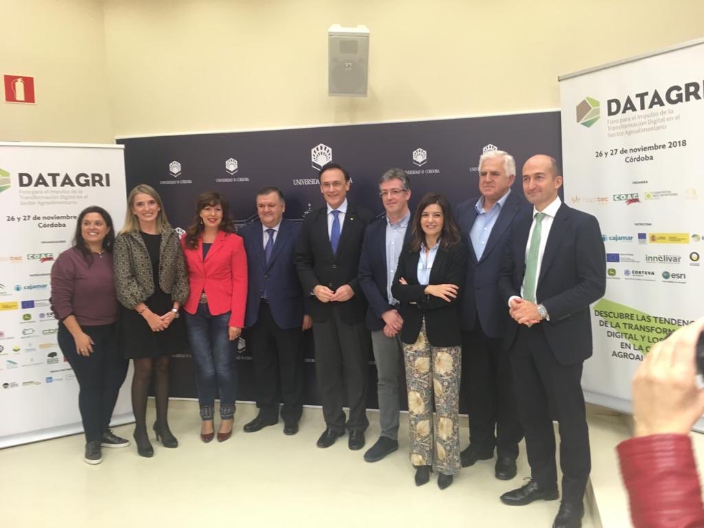 ETSIAMCordoba's tweet photo. 🗣Más de 1️⃣5️⃣0️⃣0️⃣ profesionales analizarán la transformación digital en el campo 🤖🛸🛰 #DATAGRI2018 
La cita se celebrará el 26 y 27 de noviembre en el @PCongresosCord y el Campus de Rabanales https://t.co/KDvJOVVkgk vía @eldiacordoba #Córdobaesp #ETSIAM50 https://t.co/oBsMqwSbRa