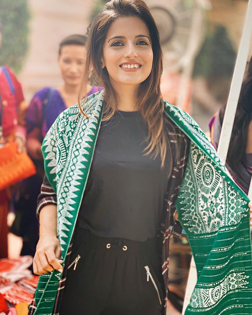 knotmepretty's tweet photo. The intricate embroidery you see on this beautiful scarf is actually done by tribal ladies from Assam, and they learnt it on @youtube. Got the chance to meet these Super Women again who take whatever little resources they have and make the most of it!#DayWithASaathi @GoogleIndia https://t.co/2J8toFmt3i