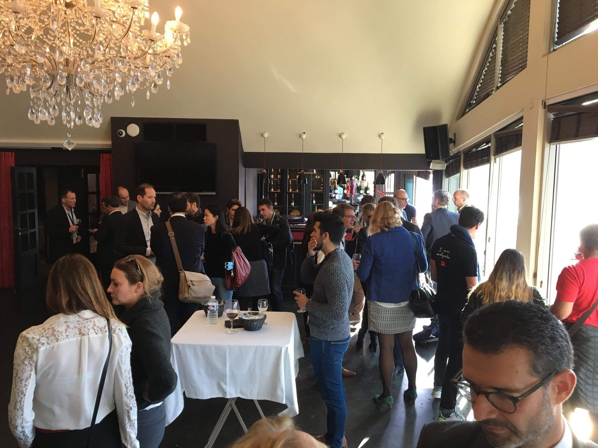 Krlton's tweet photo. Les discussions continuent durant la pause déjeuner du #SommetStartUp @Challenges @Sciences_Avenir entre participants et les #earlymakers du Mastère spécialisé #MSEMI de @EMLYON. https://t.co/EvM0HLDsjI