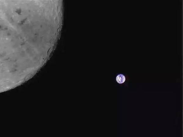 CGTNRadio's tweet photo. An image of Earth and the far side of the moon was taken in October of this year by a camera on board a student-built microsatellite, Longjiang-2. The #spacecraft is equipped with a student-developed #CMOScamera that can be operated from Earth via radio commands. https://t.co/nJiH8BGiM3