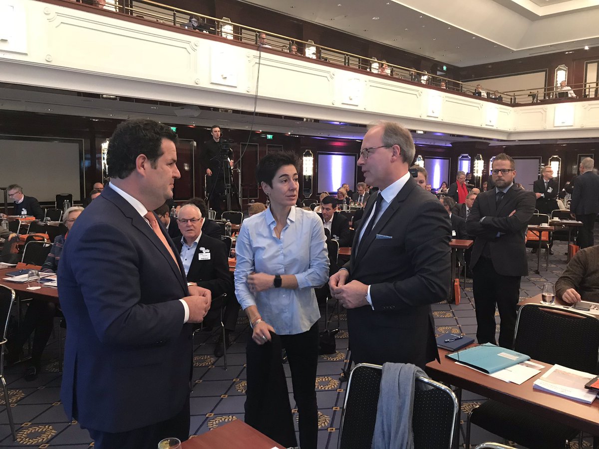 Der #dhk2018 bietet immer die Chance für informellen Austausch mit der Berliner Politik. <a href="/hubertus_heil/">Hubertus Heil</a> mit <a href="/dunjahayali/">Dunja Hayali</a> und <a href="/GenthStefan/">Stefan Genth</a> #hde #handelsjournal