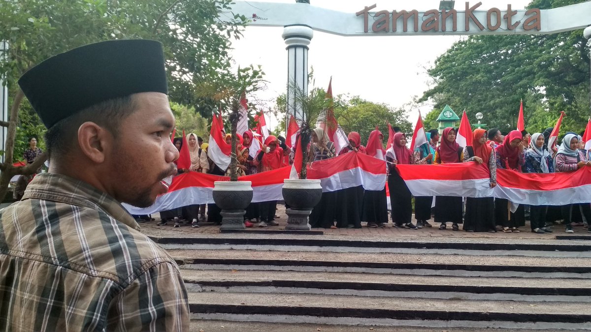 selmy1295's tweet photo. #JanganSuriahkanIndonesia
#tetappancasila_cintaindonesia
#merahputihbenderaku https://t.co/MDANlfJ1As