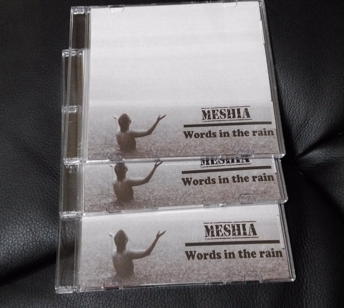 ShibataDread69's tweet photo. 普段CDはCD屋さんで手に取って買うんだけど、これだけは店じゃ買えないから、我慢できなくてレーベルから直接取り寄せたわ！！３枚買いしたけど、このCD１枚ずつ色ちがうのね(°∇°;)

#最速ゲット #MESHIA 
#ファーストシングル 
#WordsInTheRain 
#BaseSupport #とまと 
#Thanks知ってる名前タクサン https://t.co/Xj7vU7zfSM