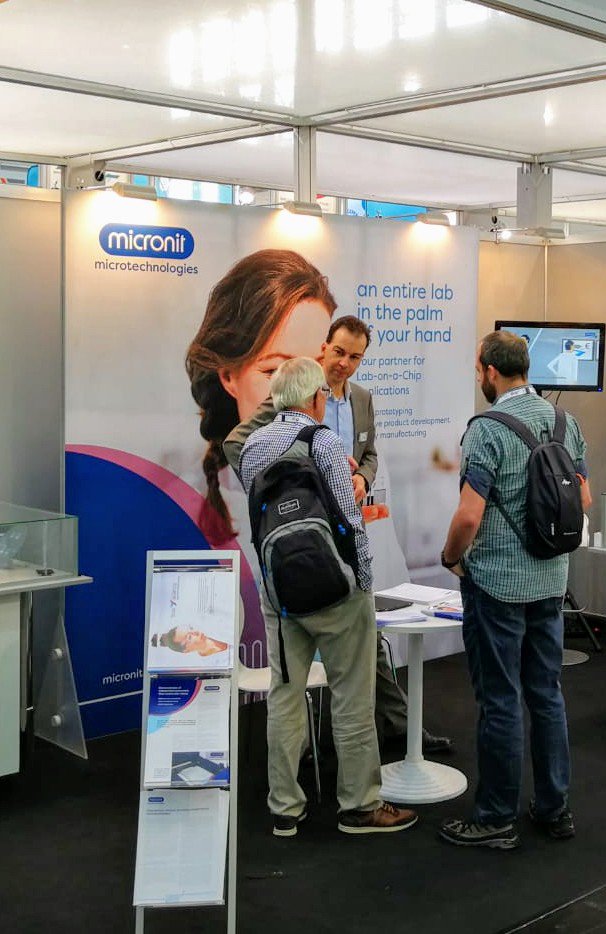 Micronit's tweet photo. Mark olde Riekerink, Business Manager Life Science Research, in the Micronit-stand at the @COMPAMED High Tech Forum 2018, Düsseldorf. Come and visit us too at Hall 8a/G19. #COMPAMED2018
https://t.co/9EX1ES5i87 https://t.co/lKArRKLDwh