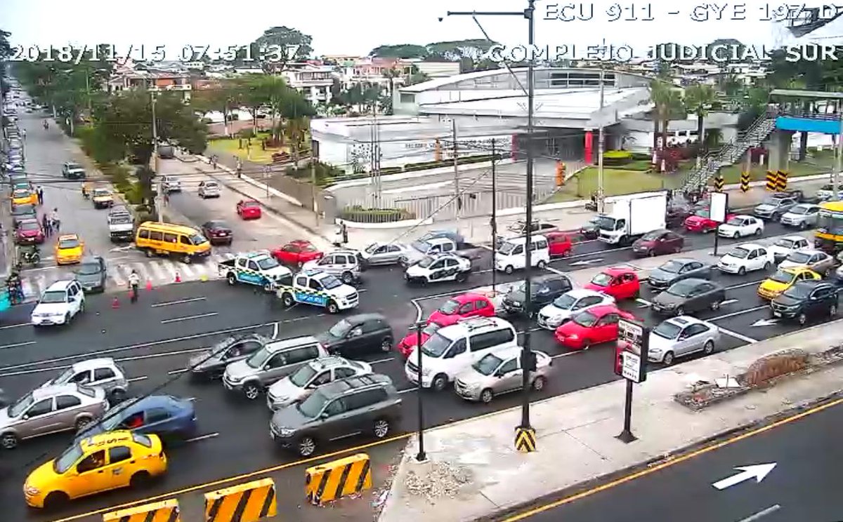 #TránsitoECU911 | Se observa congestión vehicular en Av. 25 de Julio y Esteros. En sitio colabora <a href="/ATMGuayaquil/">ATM Guayaquil</a> . Tome vías alternas
