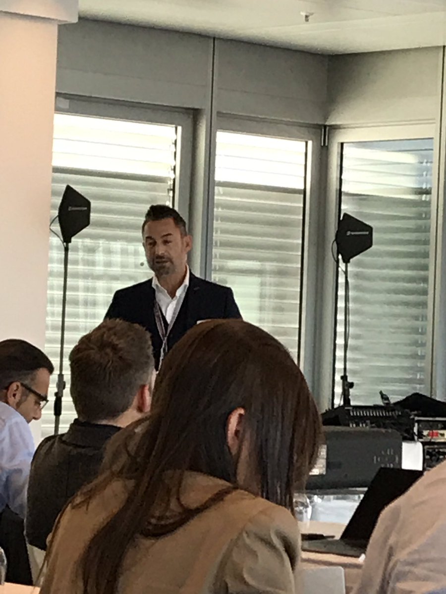 smunko's tweet photo. Michael Peuker zeigt für @EVALANCHE die Möglichkeiten, individualisierten Content anzubieten  - ein wichtiges Thema, das heute auch schon @EnBW im Praxisbeispiel zeigte #martech18 https://t.co/03cw1kRP0Z