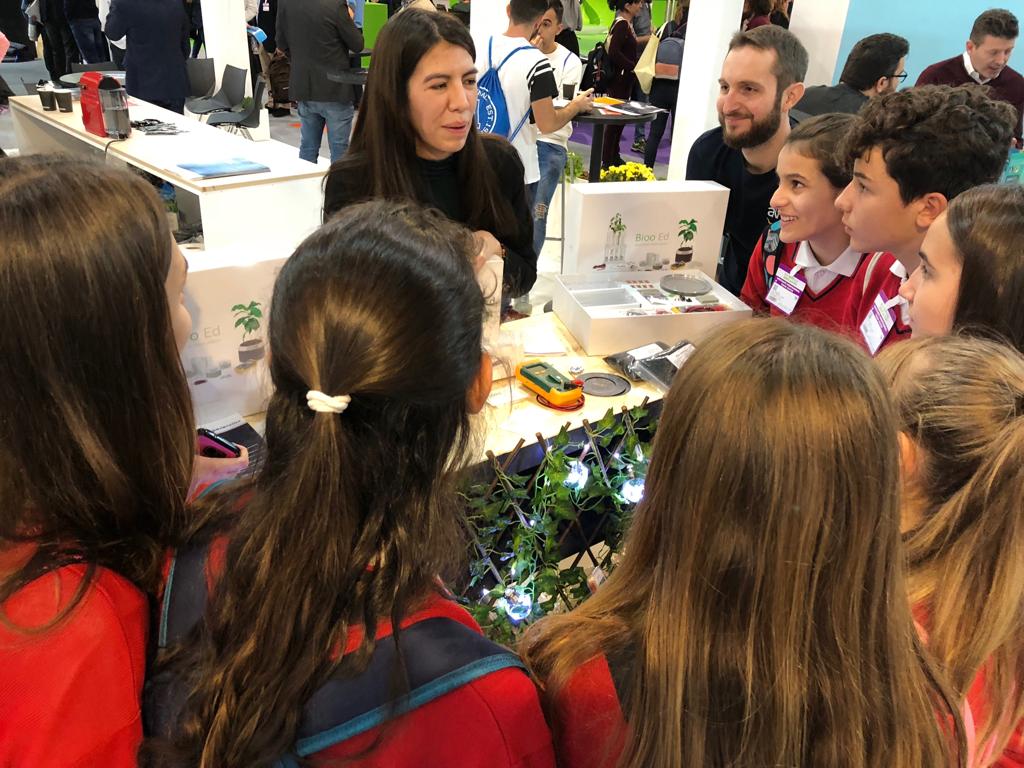 EdInnoEcosystem's tweet photo. Los alumnos del @ColegioAlhucema asisten muy interesados a una Master class de Nathaly de @BiooEducation en nuestro @EdInnoEcosystem https://t.co/BtleH26NvU