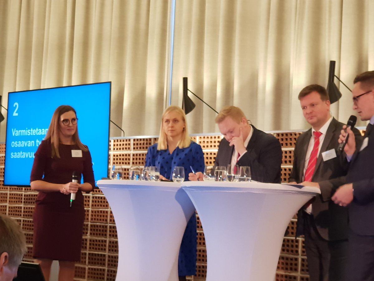 PekkaVuorela's tweet image. Varmistetaan osaavan työvoiman saatavuus. Hyvää keskustelua ja ideoita @elinalepomaki ja @ullarask #palveluvienti #paltary #innolink