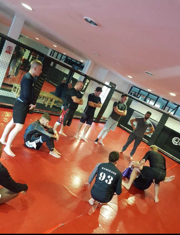 MMAClinicRom's tweet photo. Classes today
12:00 - Bag Work Fitness
17:00 - Kids Muay Thai
18:00 - NoGi
19:00 - Muay Thai 
20:00 - MMA https://t.co/WNMM4tYFIp