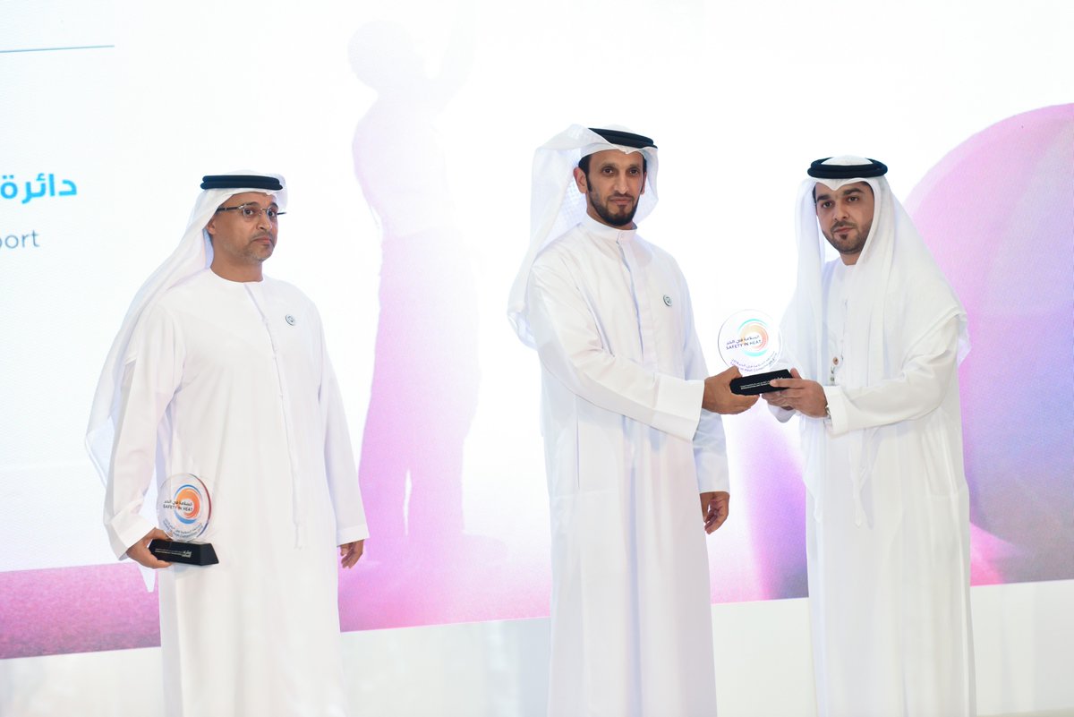 adphc_ae's tweet photo. H.H Sheikh Abdullah Mohammed Bin Butti Al Hamed, Chairman of the @DoHSocial ,Member of Abu Dhabi Executive Council awarded
ADEK @adek_instaon their participation in the success of the Safety in Heat programme which #Oshad launched for the fifth year in a row.
#oshad_events https://t.co/eZUdw5gbTy