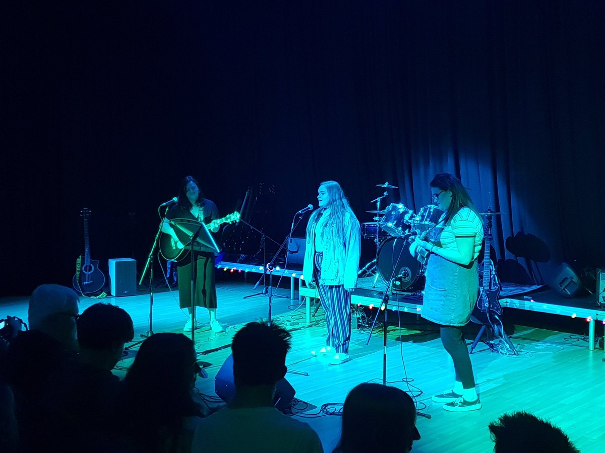L6FC_Music's tweet photo. Wonderful night at @L6FC last night with our 2nd years' Over the Rainbow gig! Very proud of all involved for creating such an enjoyable night...we all loved the glowsticks! 🌈🌟🎸🎤🌟🌈 https://t.co/NGf8UxpwQJ
