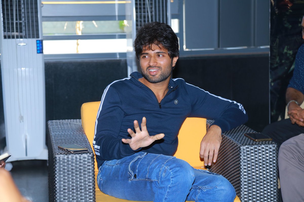 Mukeshgodhumal1's tweet photo. #VijayDevarakonda interview
#Taxiwaala
#Boxoffice70mm @kumqrswamr @SyamKum45456476
@SKNonline https://t.co/GqFEjcrrhY