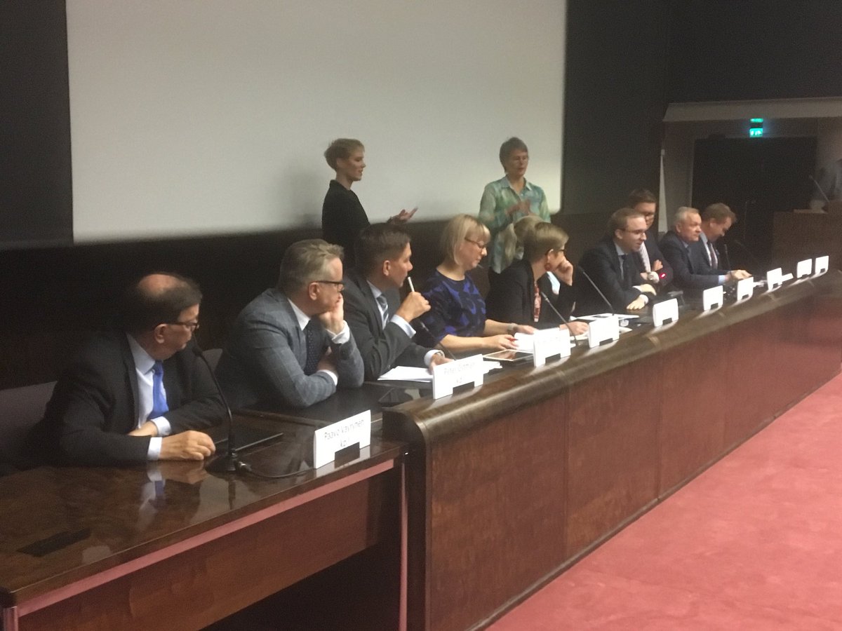 Kymmenen eduskuntaryhmän edustajat toimittajakoulutuksen tilaisuudessa. Hallituspohjaa rakentelevat. Ensin nimetään inhokit. #koirakoulu #toimittajat #eduskunta