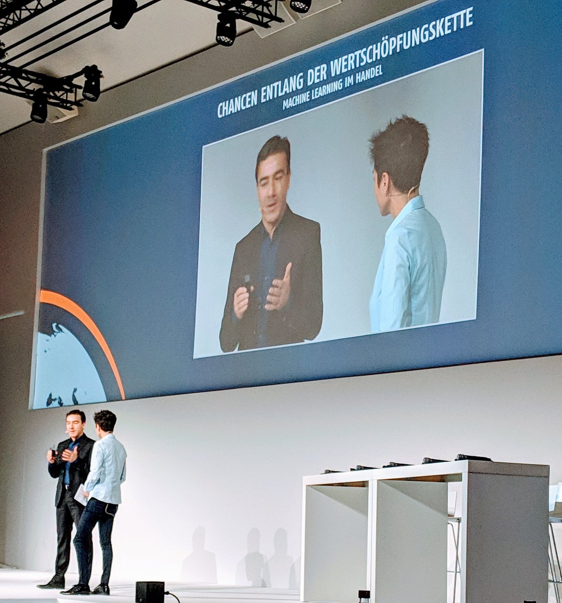 stephan_boehm's tweet photo. #dhk18 #deutscherhandelskongress #google Jens Redmer stellt Machine Learning im Handel vor - spannende Beispiele rund um die Retail Wertschöpfungskette https://t.co/4z9PP1aFp9
