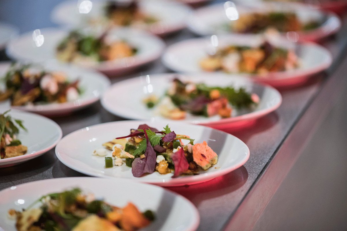 BordeauxTourism's tweet photo. [Ce week-end à #Bordeaux] Banquets, festivals, marché de Noël, cirque... Où que vous soyez, vous n'allez pas vous ennuyer 😉 https://t.co/Sx1ZPfECA3 https://t.co/owImjvlaXS