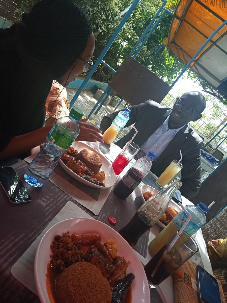 NdyeAbsaGningue's tweet photo. Maxibaar leen!!! J'ai decouvert un bon restau juste à côté de #MAGICLAND. L'attente est quand même un peu longue mais le rendu en vaut la peine! En plus c'est bon pr notre economie #gocheckit #baydundee #kebetu https://t.co/ZJqKRGHKdd