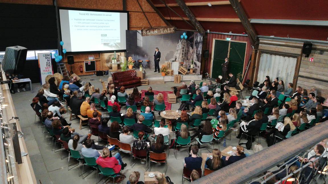 commfestivalnl's tweet photo. We zijn begonnen: de eerste spreker, Karel Winkelaar, staat op ons podium! #commfest2018 #whatsnews #communicatie #event https://t.co/HJWFyDPfdX