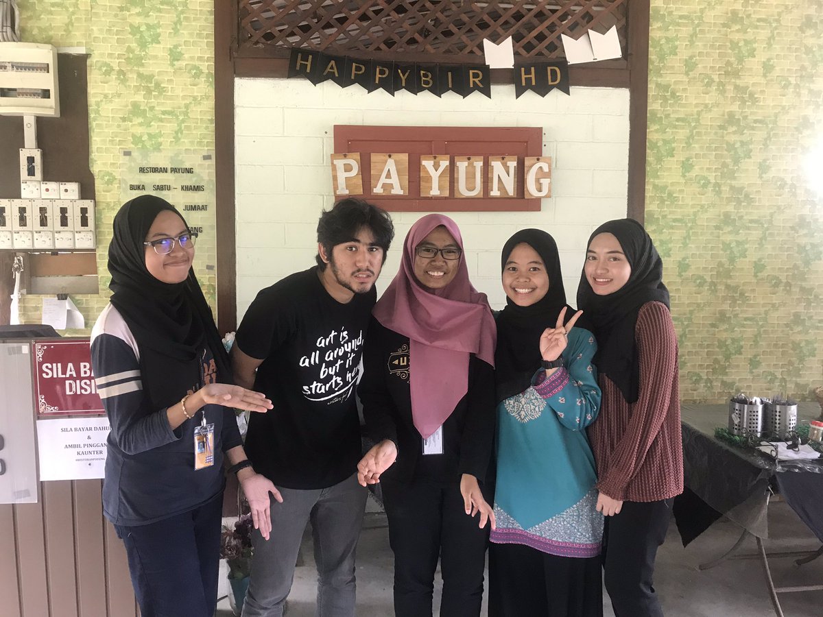 restoranpayung's tweet photo. Sekali lagi di interview oleh student UITM Puncak Perdana. .
Moga moga ilmu yang dikongsikan bermanfaat untuk semua. Kurang lebih minta halal ye😊
.
Terima kasih kerana memilih Restoran Payung untuk dijadikan kajian. Hehe😝 https://t.co/amGz1LyXJA