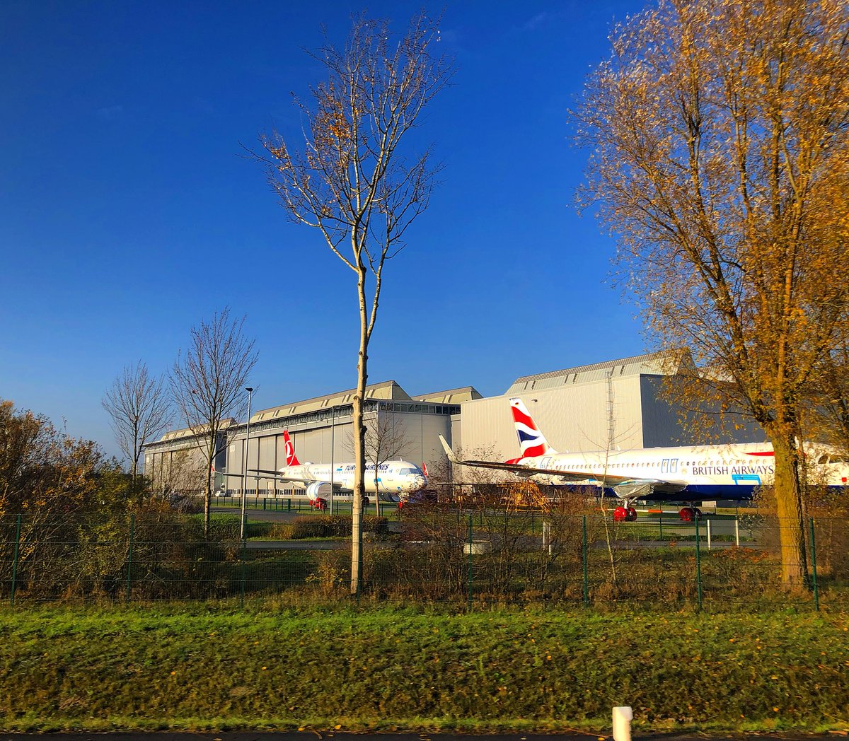 AlexInAir's tweet photo. Here’s what you find in the forests near @airbus 😉
• Turkish Airlines A321neo with ACF livery + bandit mask 🇹🇷
• British Airways A320neo 🇬🇧
#aviation #staralliance #onewolrd https://t.co/inF8DqoSHV