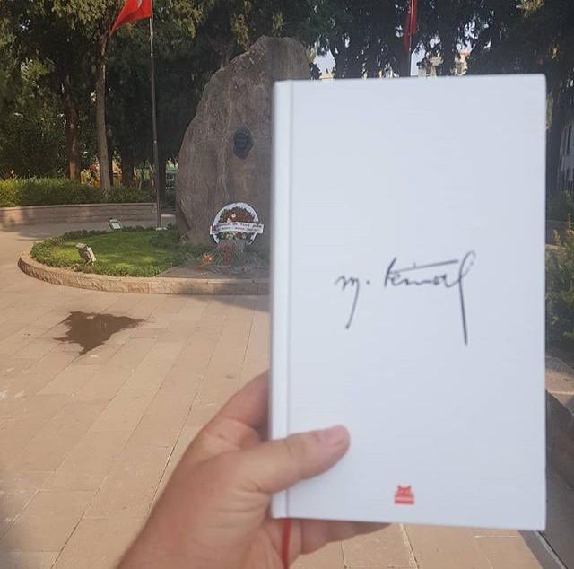 Yilmaz_Ozdill's tweet photo. Mustafa Kemal, annesinin kabrinde... https://t.co/CEbC40dy4B
