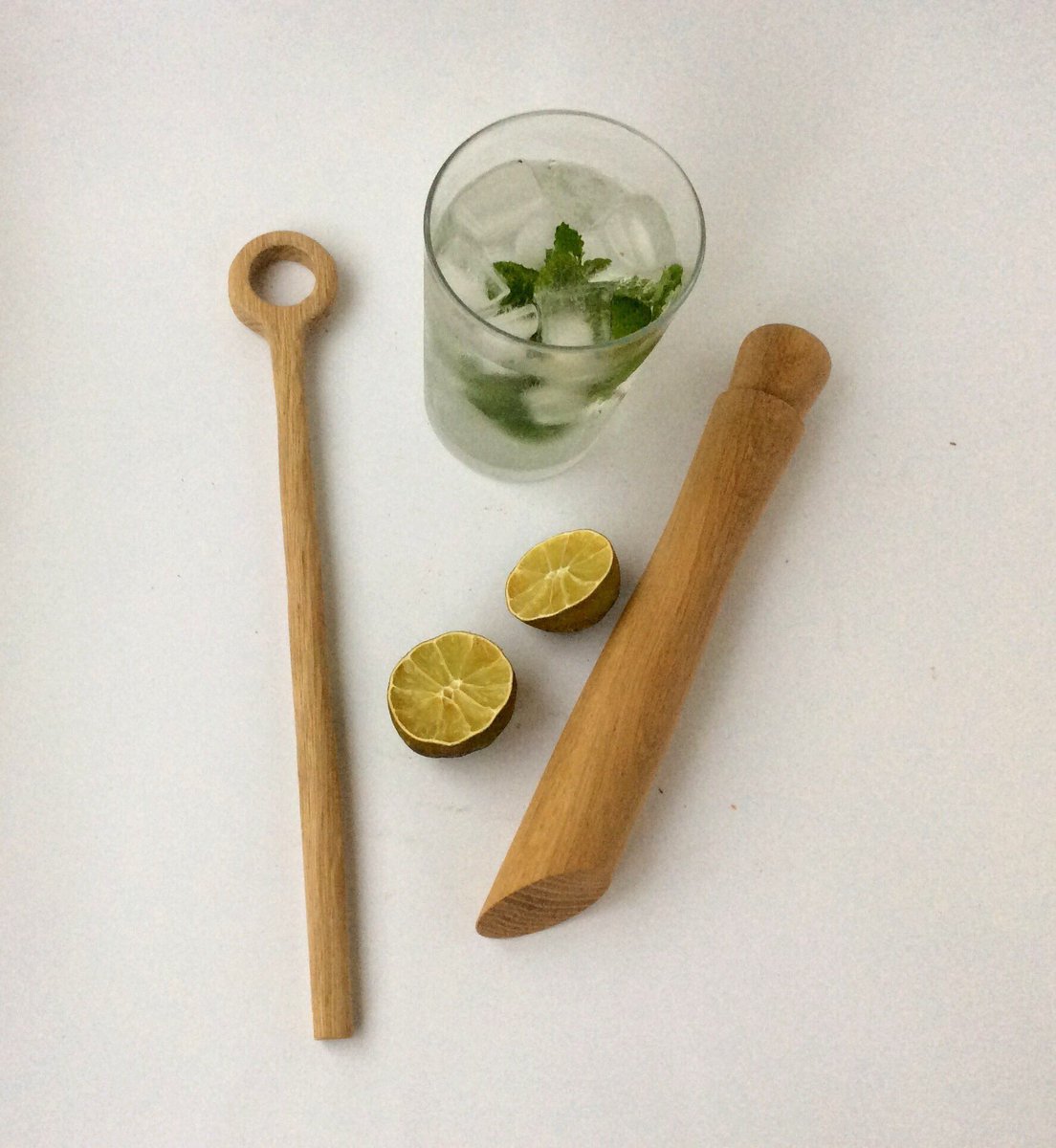 Una buena pareja para la coctelería: muddler para machacar y triturar hierbas,especies o frutas y varilla para mezclar,batir y agitar, ambas piezas en roble.