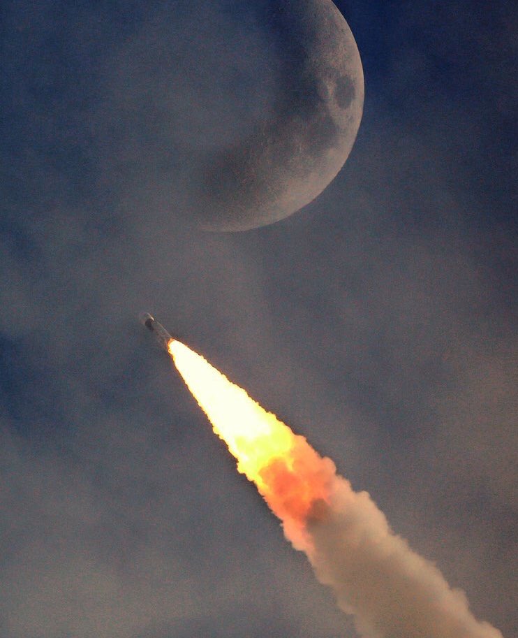 connectgurmeet's tweet photo. This image truly represents RISE of INDIA! 
“Abhi to naapi hai mutthi bhar zamin humne Abhi to sara aasman baaki hai”
Congratulations @isro team for successful launch of #GSLVMkIIID2 and making us proud ! https://t.co/WNPX1tYm8J