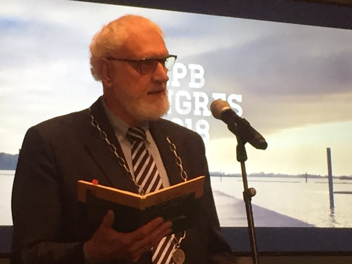JeroenHaan1's tweet photo. Op bestuurlijke sessie van @platformLPB #LPBcongres 2018 ‘Maakbare samenleving’ in @gemeenteNOP olv @cdkflevoland in gesprek over stevige #tweebenige (#representatieve en #participatieve) #democratie in de polder, ook met @BertBlase van #CodeOranje https://t.co/OYJIhPOz31