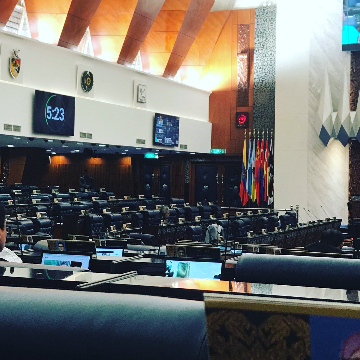 emysamsudin's tweet photo. Tggu giliran berbahas, masa tggal 10minit saja tiap pbhasan. Jd kena pilih isu yg belum dibangkitkan oleh ahli Parlimen lain.
#masjidTanah #ibuAtWork #ParlimenMalaysia https://t.co/ldQcuDyc0F